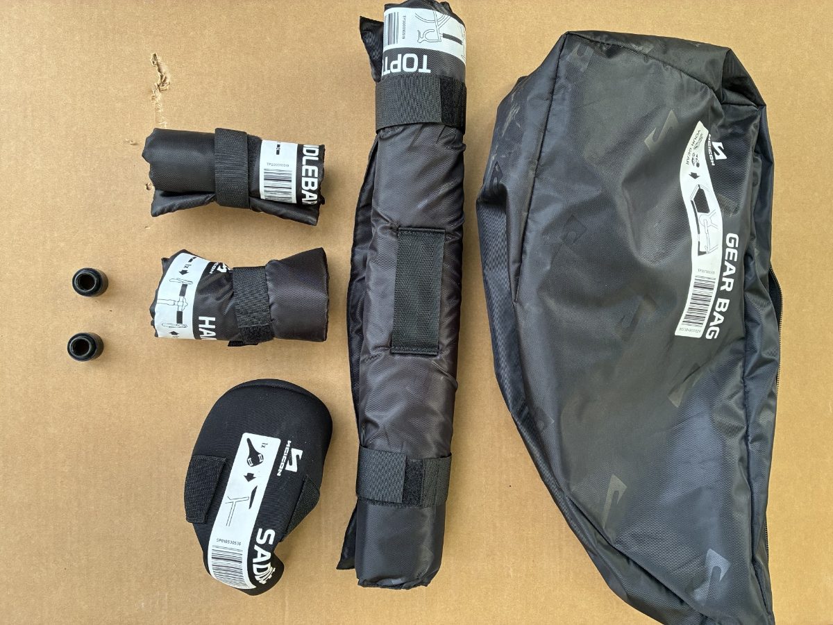 Inhoud van de Scicon gear bag: twee asadapters, twee stuurbeschermers, zadelbeschermer, topbuisbeschermer en de gear bag zelf